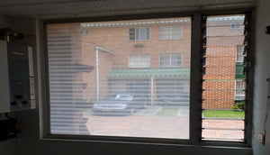ventana con película tipo persiana